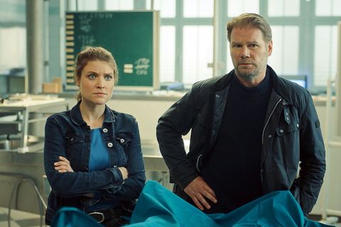 Karina Szabo (Lara Mandoki, l) und Robert Winkler (Kai Scheve) müssen die Identität der Leiche klären. Foto: Conrad Lobst/ZDF/dp