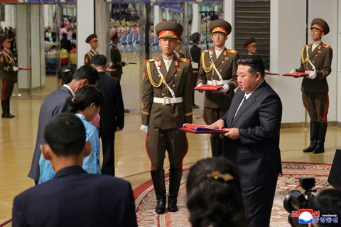 Kim Jong Un trifft Familien von Soldaten