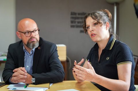 Die Berliner Linken-Fraktionschefs Anne Helm und Tobias Schulze wollen mehr günstige Mietwohnungen. Foto: Soeren Stache/dpa