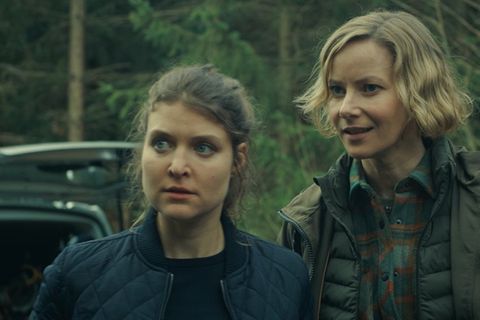 "Erzgebirgskrimi: Über die Grenze": Saskia Bergelt (Teresa Weißbach, r.) und Karina Szabo (Lara Mandoki) verfolgen gemeinsam e