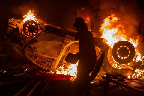 Brennendes Fahrzeug bei Protesten in Indonesien