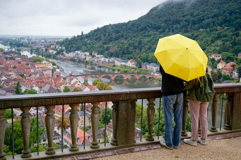 Ein Regenschirm sollte beim Wochenendausflug sicherheitshalber dabei sein. (Archivbild) Foto: Uwe Anspach/dpa