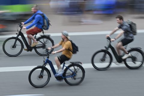 E-Bikes sind beliebt. In der Altmark gibt es fürs Aufladen "Ladepünktchen". (Archivbild) Foto: Arne Dedert/dpa