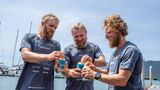 Cairns, Australien. Ein Bier haben sich die Brüder Ewan, Jamie und Lachlan Maclean aus Schottland redlich verdient. Denn die Brüder absolvierten in ihrem Ruderboot "Rose Emily" die knapp 9000 Meilen (ca. 14.484 km) von Peru nach Australien in 139 Tagen, fünf Stunden und 52 Minuten – Weltrekord! Sie waren damit schneller als der Russe Fedor Konjuchow, der 2014 für die 7393 Meilen (ca. 11.898 km) von Chile nach Australien etwas über 159 Tage gebraucht hatte.  Mit ihrer sportlichen Höchstleistung sammelten die Brüder Spenden für Trinkwasserprojekte, das Ziel der selbst gegründeten Maclean Foundation war eine Million Pfund