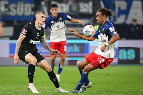 Laut "Abendblatt" wird St. Paulis Eric Smith (l) von Leicester City umworben. Foto: Christian Charisius/dpa