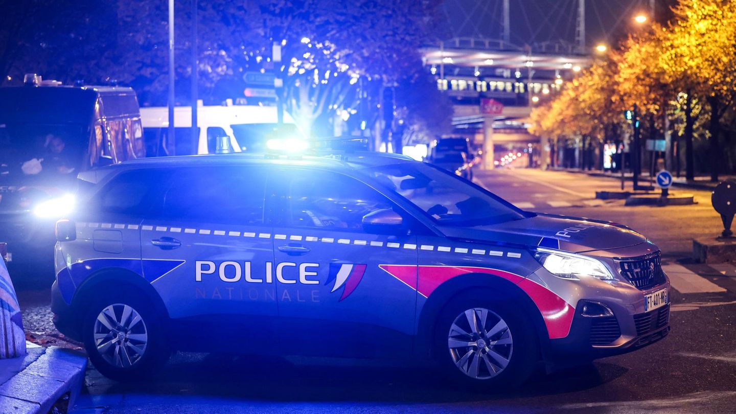 Die Polizei ermittelt nach der Auto-Attacke im Norden Frankreichs