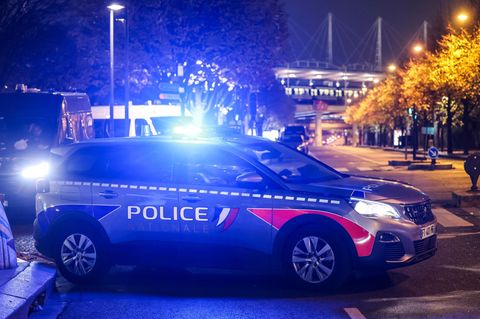 Die Polizei ermittelt nach der Auto-Attacke im Norden Frankreichs