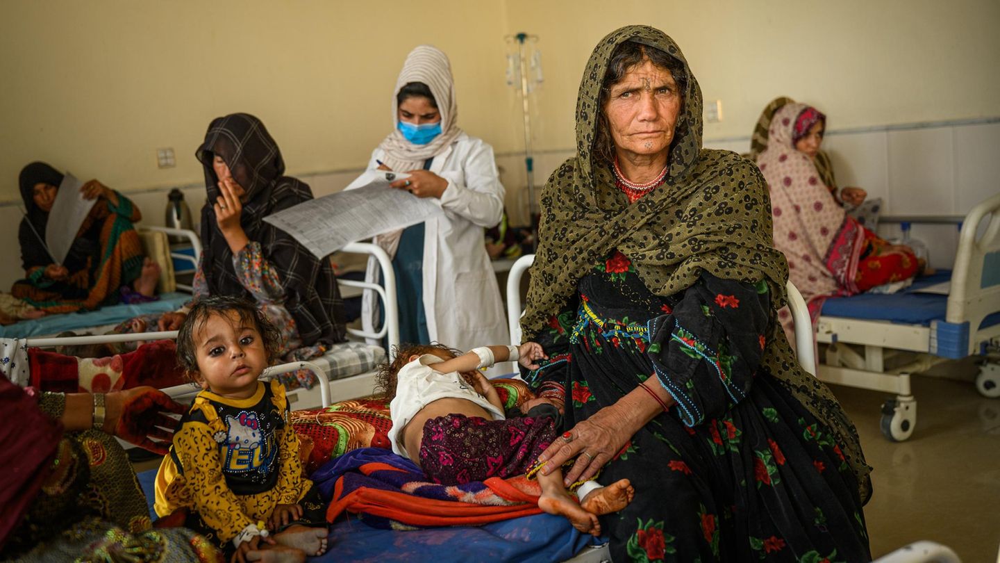 Taliban-Herrschaft: Laut Daten der Weltgesundheitsorganisation vom August wurden in Afghanistan 422 Gesundheitseinrichtungen geschlossen oder ihre Arbeit eingestellt, seit US-Präsident Donald Trump im Februar eine Verordnung zur Einstellung der USAID-Finanzierung erlassen hat. Dreißig dieser Schließungen fanden in der Region Ghazni statt und betrafen mehr als 226.000 Menschen. Namagey, 60, und ihre vierjährige Enkelin Nazaka (M.) haben drei Stunden gebraucht, um das Krankenhaus in Ghazni zu erreichen Laut Daten der Weltgesundheitsorganisation vom August wurden in Afghanistan 422 Gesundheitseinrichtungen geschlossen oder ihre Arbeit eingestellt, seit US-Präsident Donald Trump im Februar eine Verordnung zur Einstellung der USAID-Finanzierung erlassen hat. Dreißig dieser Schließungen fanden in der Region Ghazni statt und betrafen mehr als 226.000 Menschen. Namagey, 60, und ihre vierjährige Enkelin Nazaka (M.) haben drei Stunden gebraucht, um das Krankenhaus in Ghazni zu erreichen