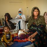 Laut Daten der Weltgesundheitsorganisation vom August wurden in Afghanistan 422 Gesundheitseinrichtungen geschlossen oder ihre Arbeit eingestellt, seit US-Präsident Donald Trump im Februar eine Verordnung zur Einstellung der USAID-Finanzierung erlassen hat. Dreißig dieser Schließungen fanden in der Region Ghazni statt und betrafen mehr als 226.000 Menschen. Namagey, 60, und ihre vierjährige Enkelin Nazaka (M.) haben drei Stunden gebraucht, um das Krankenhaus in Ghazni zu erreichen