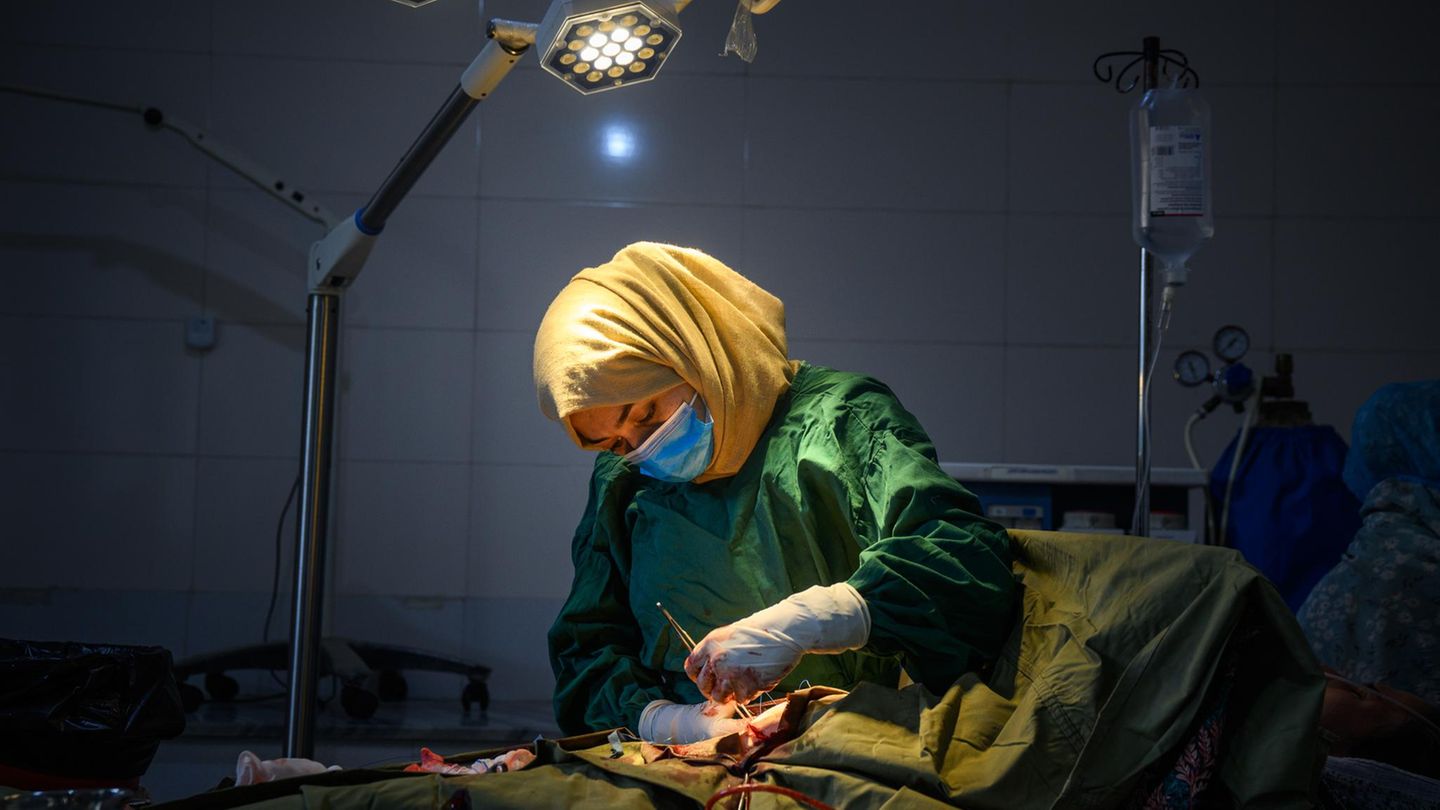 Die 35-jährige Ärztin und Chirurgin Bibi Khadija Sadat führt einen Kaiserschnitt durch, nachdem sie einem anderen Chirurgen assistiert hat. Die Fallzahlen des Provinzkrankenhauses Ghazni sind aufgrund der Schließung von Gesundheitseinrichtungen in der gesamten Provinz gestiegen. Frauen werden aus weit entfernten Orten in kritischem Zustand hierher gebracht