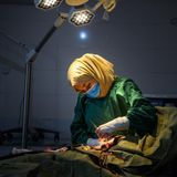 Die 35-jährige Ärztin und Chirurgin Bibi Khadija Sadat führt einen Kaiserschnitt durch, nachdem sie einem anderen Chirurgen assistiert hat. Die Fallzahlen des Provinzkrankenhauses Ghazni sind aufgrund der Schließung von Gesundheitseinrichtungen in der gesamten Provinz gestiegen. Frauen werden aus weit entfernten Orten in kritischem Zustand hierher gebracht