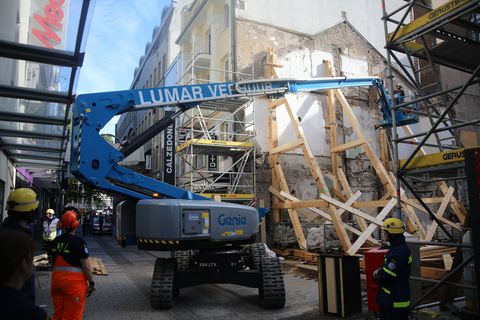 Einsatzkräfte stützen eine einsturzgefährdete Gebäudewand an einer Baustelle. Foto: Sascha Thelen/dpa