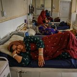 Jamila, 40, wartet in Ghazni im Bett der stationären Abteilung des unterfinanzierten Bezirkskrankenhauses von Muqur, das nach Kürzungen der US-Finanzmittel mit einer steigenden Zahl von Patienten zu kämpfen hat. Laut dem Leiter Mohamad Arif versorgten die geschlossenen Einrichtungen in der Region Zehntausende Menschen, deren Versorgung nun zusätzlich zu den Aufgaben eines Krankenhauses hinzukommt,. Um alle Patienten aufzunehmen, fehlt es der Klinik aber an Personal und Medikamenten