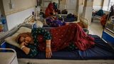 Jamila, 40, wartet in Ghazni im Bett der stationären Abteilung des unterfinanzierten Bezirkskrankenhauses von Muqur, das nach Kürzungen der US-Finanzmittel mit einer steigenden Zahl von Patienten zu kämpfen hat. Laut dem Leiter Mohamad Arif versorgten die geschlossenen Einrichtungen in der Region Zehntausende Menschen, deren Versorgung nun zusätzlich zu den Aufgaben eines Krankenhauses hinzukommt,. Um alle Patienten aufzunehmen, fehlt es der Klinik aber an Personal und Medikamenten