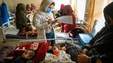 Die 22-jährige Krankenschwester Saha (M.), die sich um unterernährte Kinder kümmert, macht Notizen über Usmania (u.), die 7 Monate alte Tochter von Worakhminah, 30 (r.). Die Mutter berichtet, dass das mobile Gesundheitsteam, auf das sie sich bisher verlassen konnte, aufgrund von Kürzungen der US-Finanzmittel geschlossen wurde
