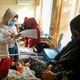 Die 22-jährige Krankenschwester Saha (M.), die sich um unterernährte Kinder kümmert, macht Notizen über Usmania (u.), die 7 Monate alte Tochter von Worakhminah, 30 (r.). Die Mutter berichtet, dass das mobile Gesundheitsteam, auf das sie sich bisher verlassen konnte, aufgrund von Kürzungen der US-Finanzmittel geschlossen wurde