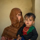 Pakiza, die ihr Alter nicht kennt, hält ihren kranken 10 Monate alten Sohn Anzaka im Arm, während sie darauf warten, dass eine Krankenschwester Zeit für ihren Sohn hat