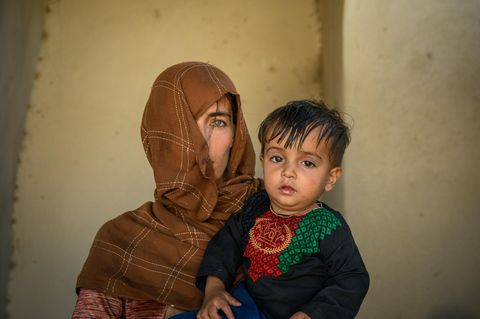 Pakiza, die ihr Alter nicht kennt, hält ihren kranken 10 Monate alten Sohn Anzaka im Arm, während sie darauf warten, dass eine Krankenschwester Zeit für ihren Sohn hat