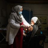 Die Hebamme Barzamina Jalalzai, 31, verabreicht der im neunten Monat schwangeren Gul Mina, 29, eine Tetanus- und Diphtherie-Impfung