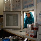 Soraya, 35, deren Dorfklinik nach Kürzungen der US-Finanzmittel geschlossen wurde, wartet im Gesundheitszentrum Ghojor in Jaghori, einem schwer erreichbaren und unterversorgten Bezirk, auf Medikamente