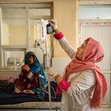 Mursal, eine 24-jährige Krankenschwester, bereitet eine Bluttransfusion für ein Kind mit Anämie vor