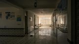 Die Klinik von Kamarak steht seit ihrer Schließung aufgrund von Kürzungen der US-Finanzmittel Ende Januar leer. Dadurch sind die 9000 Einwohner des abgelegenen Dorfes weitgehend von Gesundheitsdienstleistungen abgeschnitten. Nach ihren Angaben sind wegen der Schließung mehrere Frauen gestorben, weil sie kein Geld hatten für die Anreise zu einer weiter entfernten Klinik