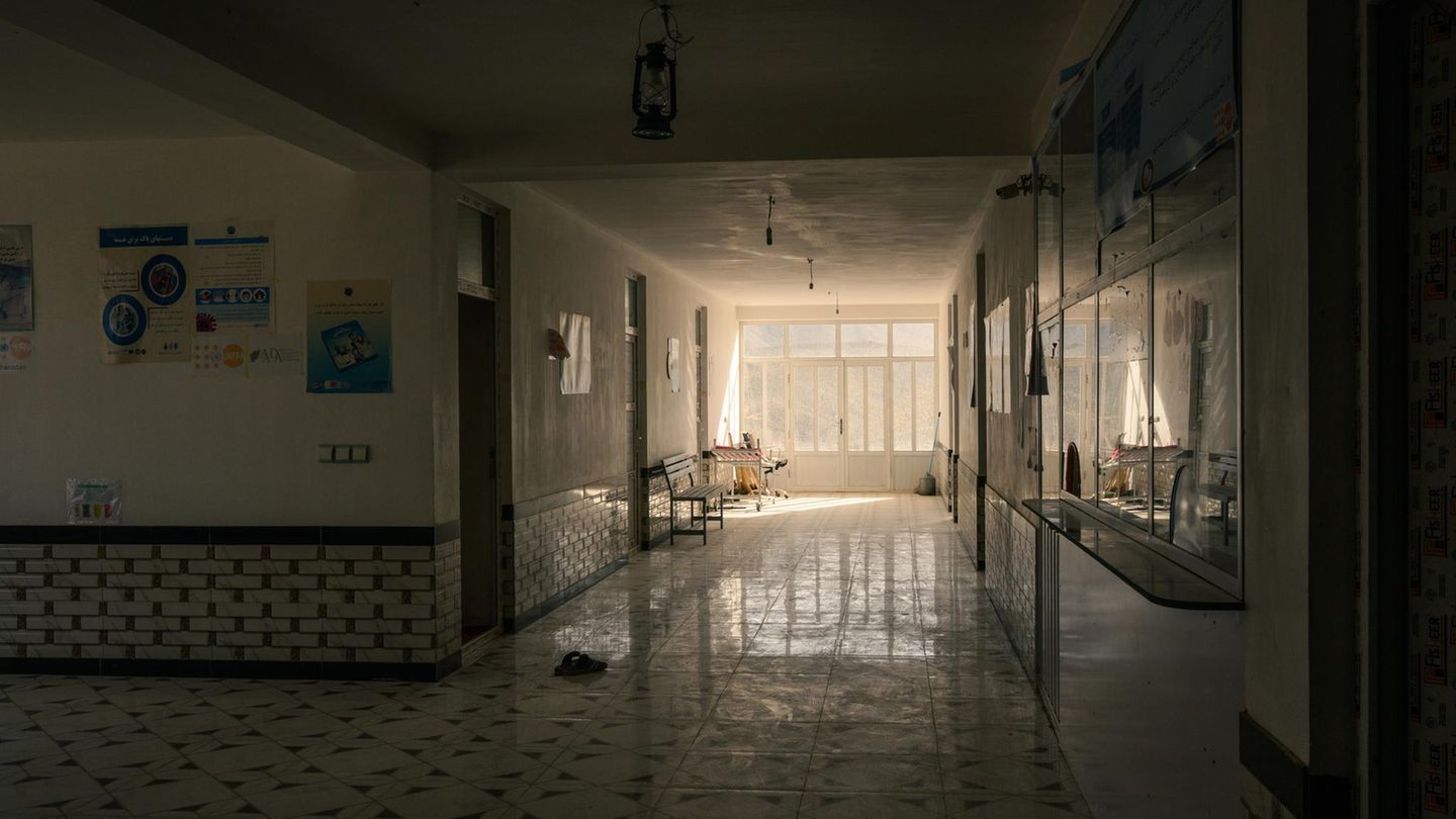 Taliban-Herrschaft: Die Klinik von Kamarak steht seit ihrer Schließung aufgrund von Kürzungen der US-Finanzmittel Ende Januar leer. Dadurch sind die 9000 Einwohner des abgelegenen Dorfes weitgehend von Gesundheitsdienstleistungen abgeschnitten. Nach ihren Angaben sind wegen der Schließung mehrere Frauen gestorben, weil sie kein Geld hatten für die Anreise zu einer weiter entfernten Klinik Die Klinik von Kamarak steht seit ihrer Schließung aufgrund von Kürzungen der US-Finanzmittel Ende Januar leer. Dadurch sind die 9000 Einwohner des abgelegenen Dorfes weitgehend von Gesundheitsdienstleistungen abgeschnitten. Nach ihren Angaben sind wegen der Schließung mehrere Frauen gestorben, weil sie kein Geld hatten für die Anreise zu einer weiter entfernten Klinik