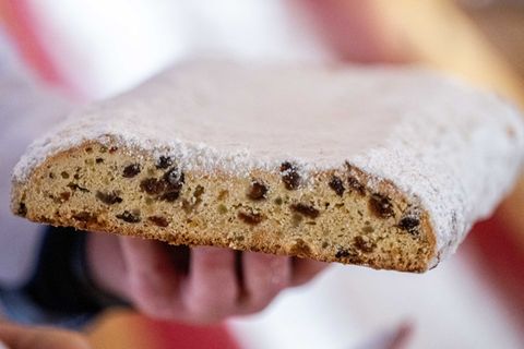 Eine neue Verpackungsregelung für Christstollen sorgt in Sachsen für Unmut (Archivbild). Foto: Kristin Schmidt/dpa