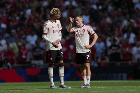Spielen in der Champions League bei Eintracht Frankfurt: Die Liverpooler Hugo Ekitike (l) und Florian Wirtz. Foto: Dave Shopland