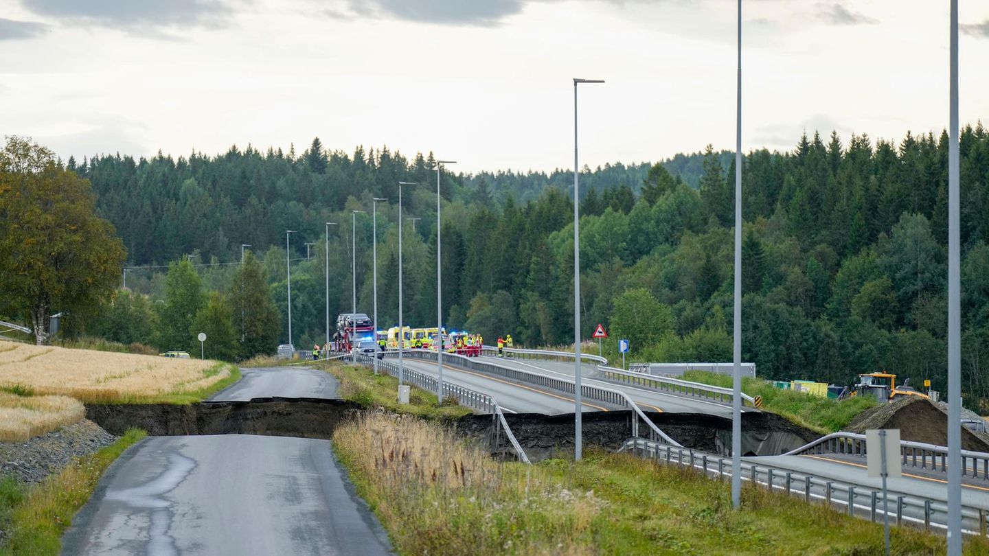 In Norwegen klafft nach einem Erdrutsch ein Loch in der Fernstraße E6 und der parallel verlaufenden Bahnstrecke