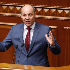 Ukraine Ex-Parlamentschef Andrij Parubij gestikuliert an einem Rednerpult