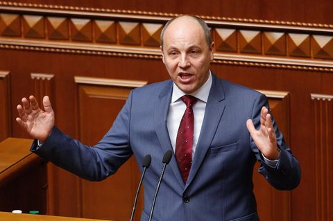 Ukraine Ex-Parlamentschef Andrij Parubij gestikuliert an einem Rednerpult