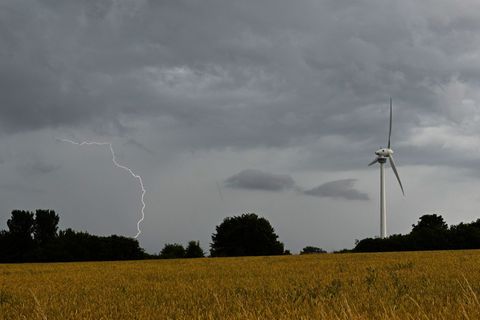 Meteorologen rechnen am Samstag mit starken Gewittern und Windböen. (Symbolbild) Foto: Julian Stratenschulte/dpa