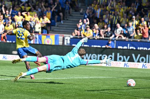 Schoss die Eintracht in Führung: Braunschweigs Christian Conteh (l). Foto: Swen Pförtner/dpa
