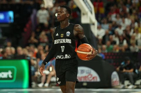 Dennis Schröder (Deutschland, 17) mit Ball