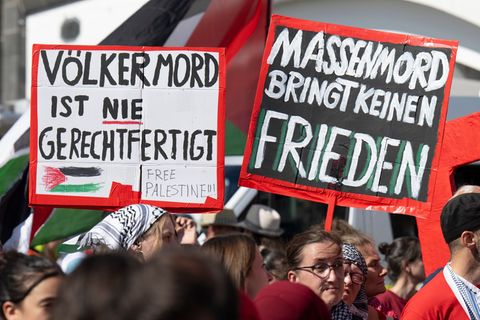 Rund 6.500 Menschen trafen sich am Frankfurter Hafenpark. Foto: Boris Roessler/dpa