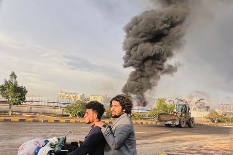 Rauchschwaden steigen nach israelischen Luftangriffen auf mehrere Gebiete in Sanaa auf