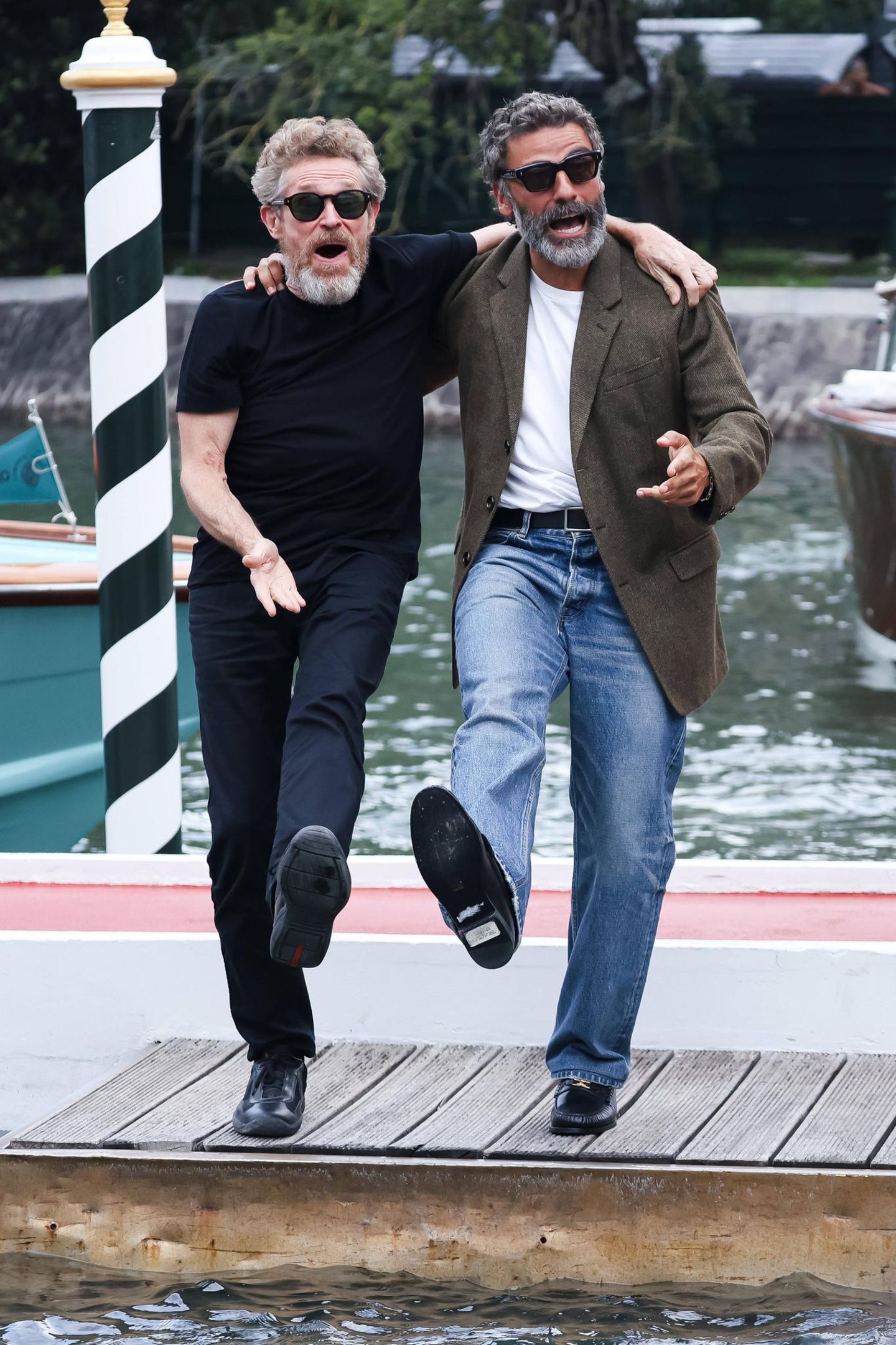 Ob die gute Laune von Willem Dafoe und Oscar Isaac an dem vorbei schipperndem Kevin Spacey lag oder einen anderen Grund hatte, bleibt ungeklärt. Die Tanzeinlage ist auf jeden Fall ein gelungenes Bild von den Venedig Filmfestspielen 2025