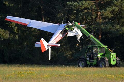 Das zertrümmerte Kleinflugzeug wird entlang der Start- und Landebahn des Flugplatzes bei Reinsdorf transportiert