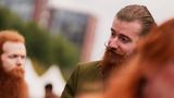 Tilburg, Niederlande. Zum Rothaarigen-Festival im niederländischen Tilburg sind am Wochenende Tausende rothaarige Menschen aus aller Welt gekommen. Die Besucher der "Redhead Days" kämen aus über 80 Ländern, teilten die Veranstalter des Festivals mit, das bereits zum 20. Mal stattfindet. Zum Programm gehören Musikauftritte, Partys, Speeddating für Rothaarige, Spiele und kreative Aktivitäten. "Die Haarfarbe verbindet die Besucher", sagte Initiator und Festivaldirektor Bart Rouwenhorst der Zeitung "Algemeen Dagblad". "Man sieht sich ähnlich, sodass man sich wie eine Art Familie fühlt. Aber es gibt noch mehr, was verbindet, zum Beispiel die Erfahrungen aus der Kindheit, denn mit roten Haaren fällt man einfach auf."