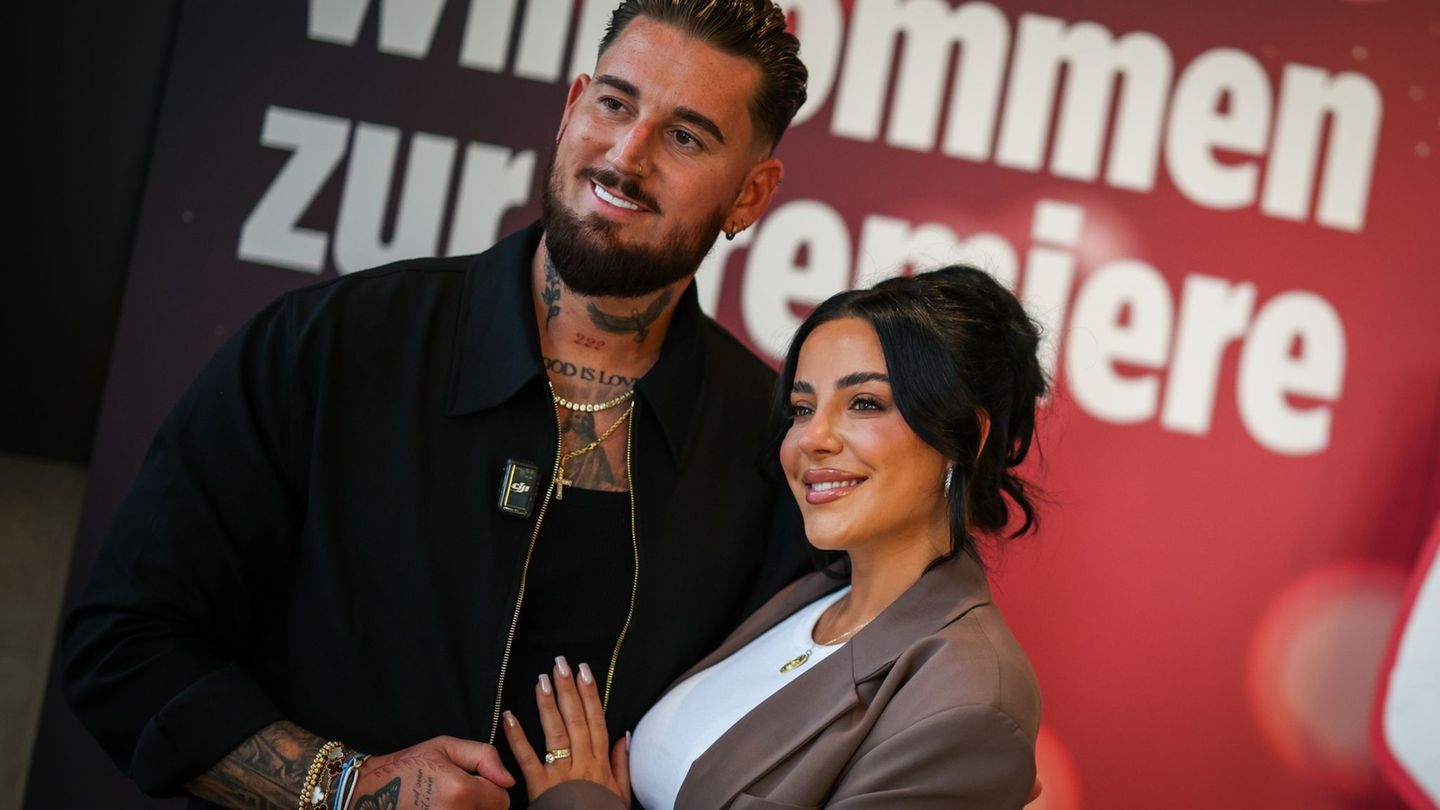Reality stars: Mike and Leyla cheerfully say “yes” on the amalfi coast