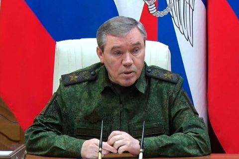Der russische Generalstabschef Waleri Gerassimow kündigt Angriffe gegen die Ukraine auf gesamter Front bis Herbst an. Foto: Uncr