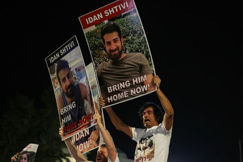Demonstranten mit Fotos von Idan Schtivi