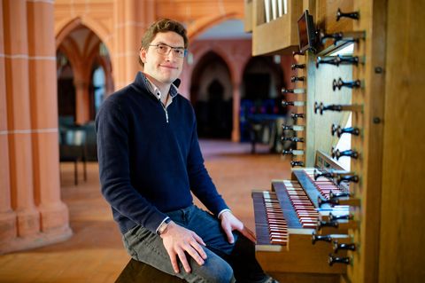 In der Peterskirche in Heidelberg übt Constantin Bräutigam regelmäßig an der großen Orgel. Foto: Uwe Anspach/dpa