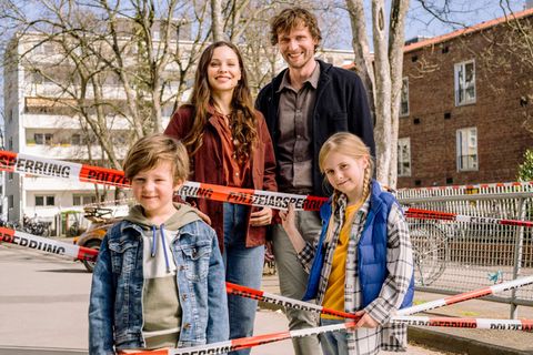 Singlemann mit Tochter trifft Alleinerziehende mit Sohn: Philipp (Ulrich Friedrich Brandhoff, r.) mit Tochter Miriam (Mia Grace