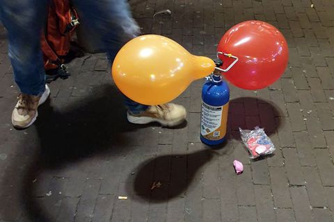 Lachgas aus Luftballons einzuatmen, ist kein harmloser Party-Spaß. Die gesundheitlichen Folgen können gravierend sein. (Archivbi