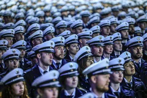 Polizei-Anwärter nehmen an einer Vereidigungsfeier teil (Archivfoto) Foto: Oliver Berg/dpa
