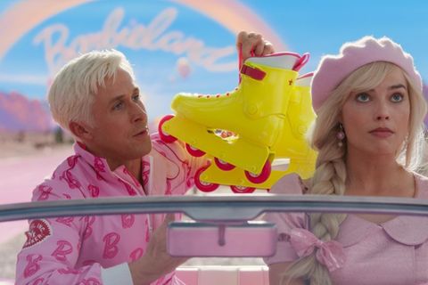 "Barbie": Ken (Ryan Gosling, l.) und Barbie (Margot Robbie) wollen ihr Glück in der realen Welt versuchen.