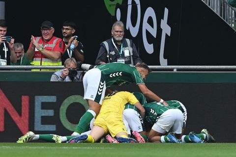 Die Werder-Spieler bejubeln das späte 3:3 gegen Leverkusen. Foto: Carmen Jaspersen/dpa