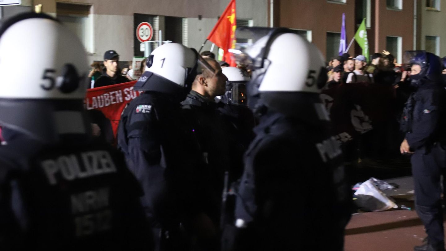 Cologne: Demonstrating in anti-war marching police attack the police